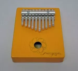 МОЗЕРЪ KMKr-2-YW Escudo Калимба, резонаторная, 10 язычков, трапеция, желтая МОЗЕРЪ KMKr-2-YW Escudo Калимба, резонаторная, 10 язычков, трапеция, желтая